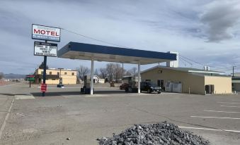 Inn On 95 McDermitt parking lot — wide pull-through spaces visible behind the Conoco station